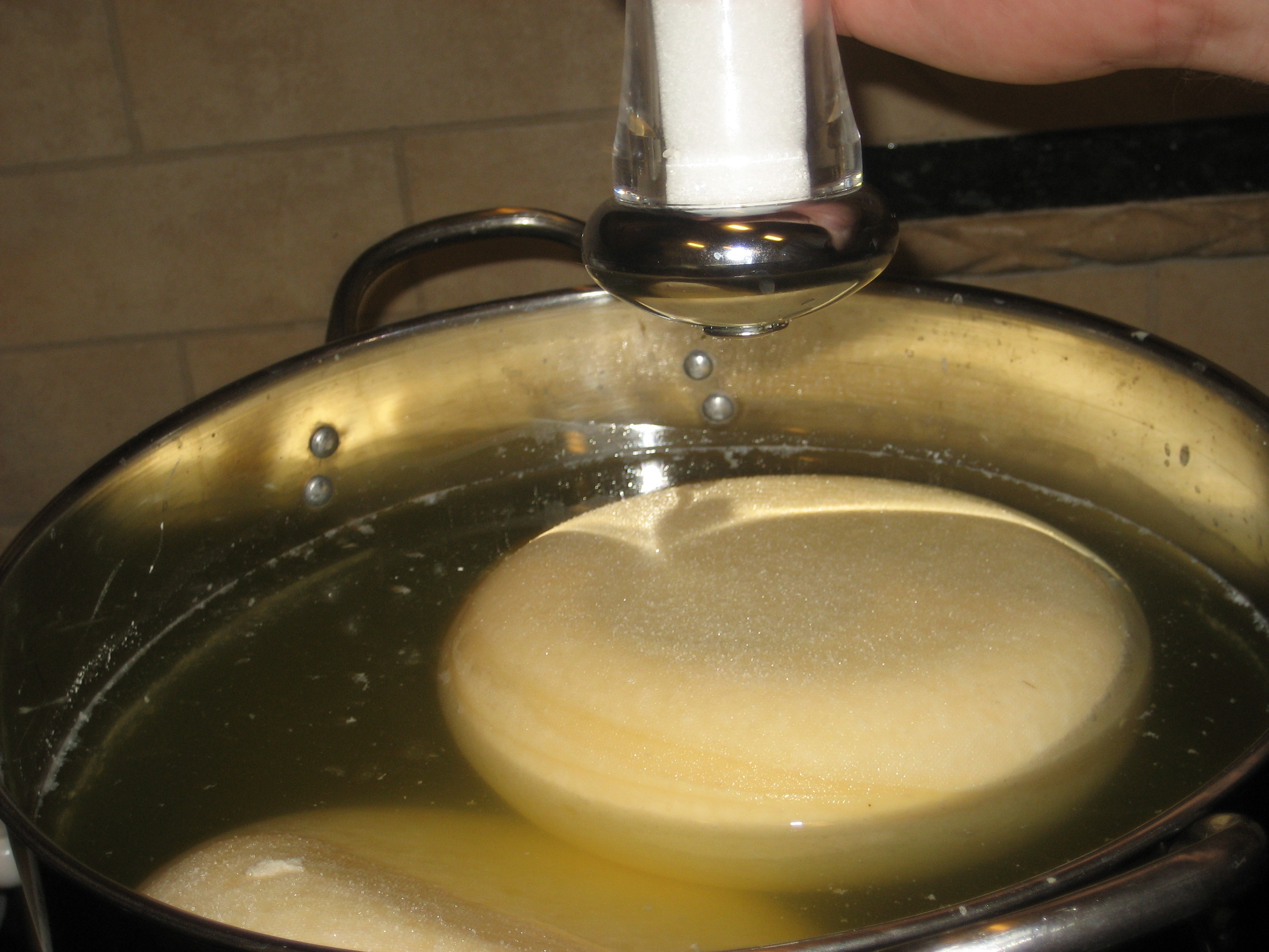 Sprinking-dry-salt-on-cheese-surfaces-above-water-based-brine-CheeseForum.org_.jpg