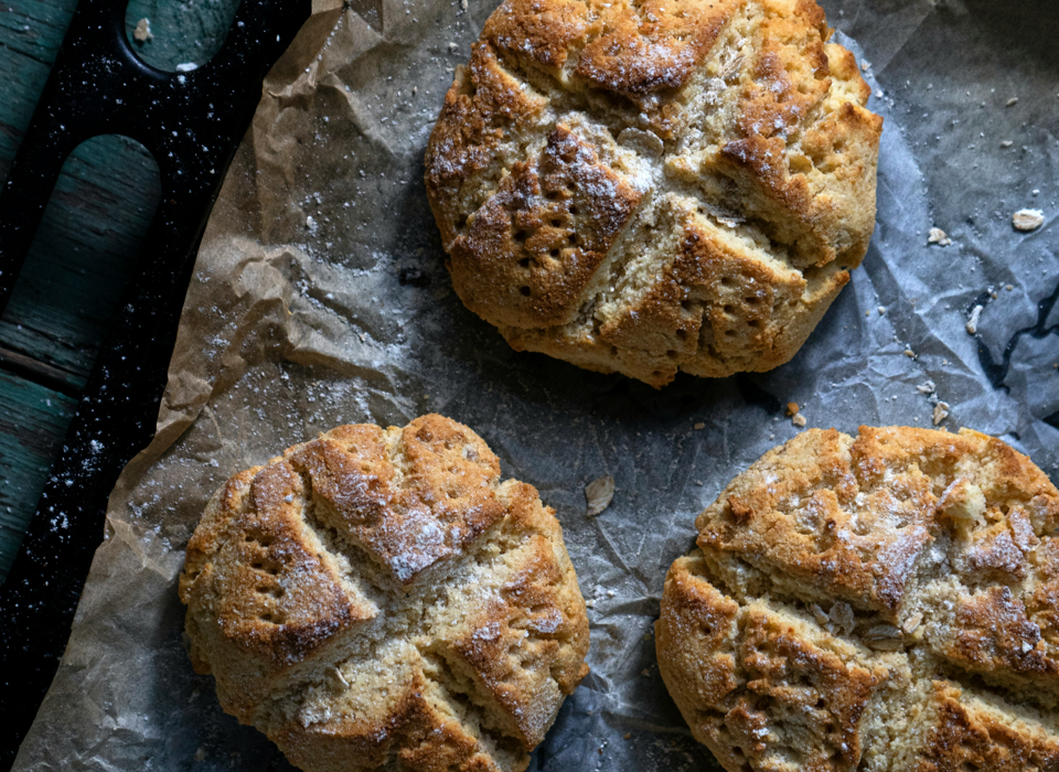 apple and whte cheddar scones